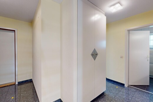 couloir avec granite finish floor, sol en finition granit, granite tile, drywall, et cloison sèche