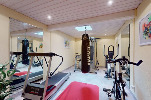 gym avec inside property, drywall, cloison sèche, beamed ceiling, et wood ceiling