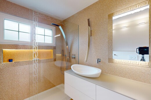 salle de bains avec lavabo (ou coiffeuse selon le contexte), douche, miroir, salle de bain complète, et lumière naturelle