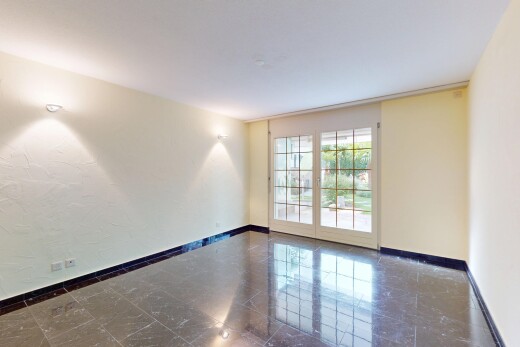 pièce vide avec lumière naturelle, natural light, plinthes murales, baseboards wall, et inside property