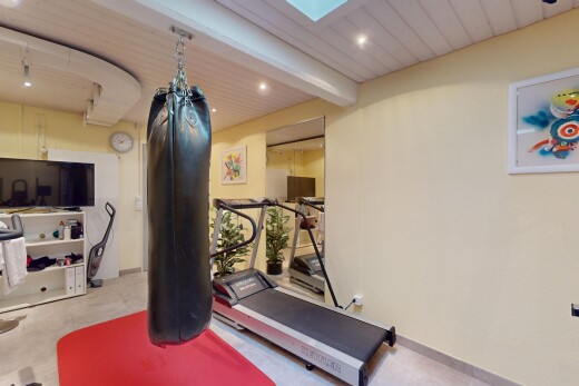 gym avec télévision, beamed ceiling, inside property, puits de lumière, et cloison sèche
