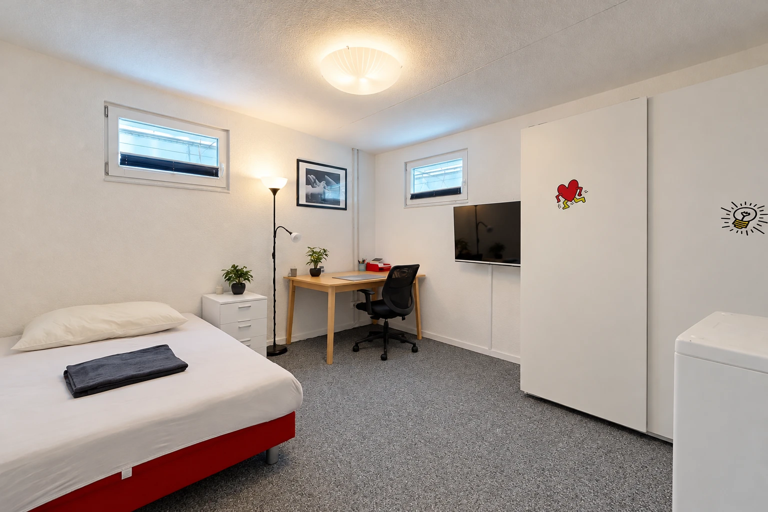 chambre avec télévision, drywall, cloison sèche, carpet, et moquette