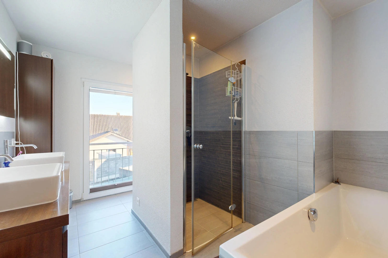 salle de bains avec salle de bain complète, douche, bain, drywall, et tile floor