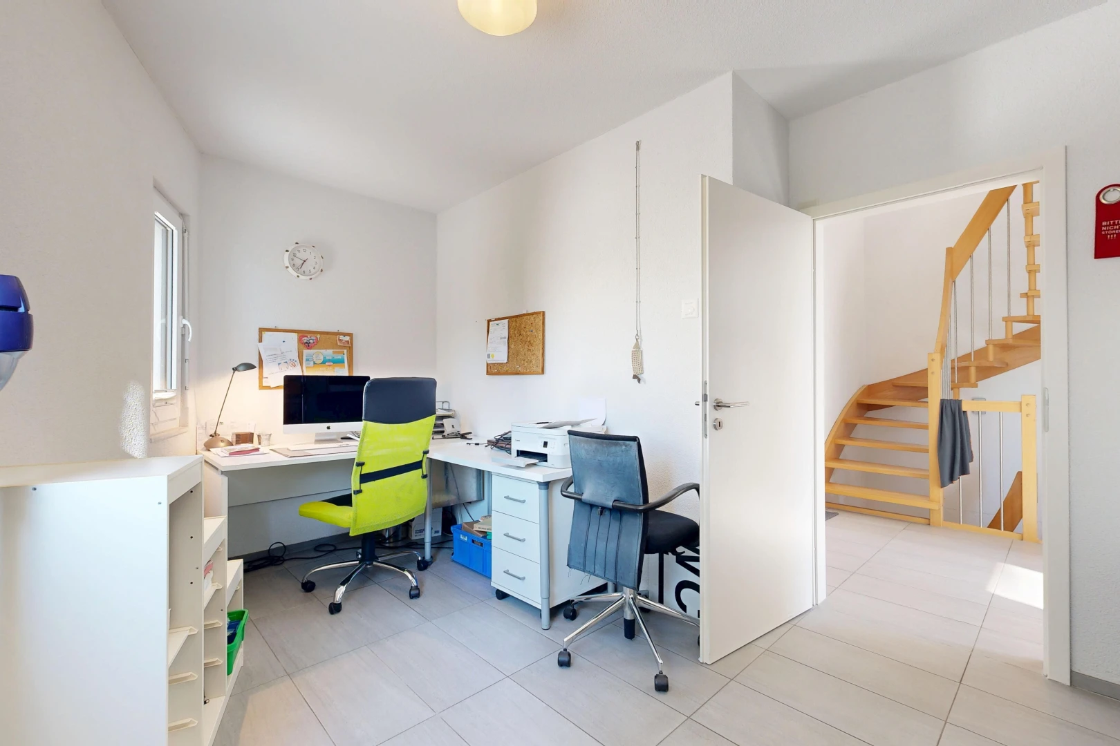 bureau avec escaliers, cloison sèche, drywall, lumière naturelle, et télévision