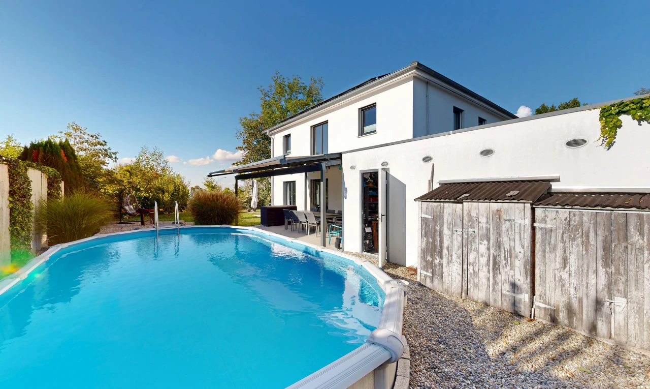 piscine avec piscine, day time, rampe, terrasse, et clôture