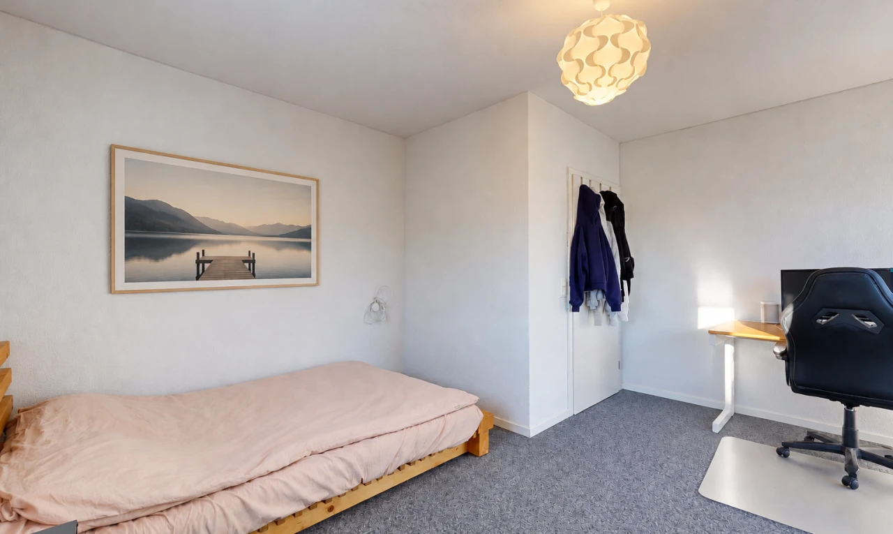 chambre avec cloison sèche, drywall, moquette, carpet, et inside property