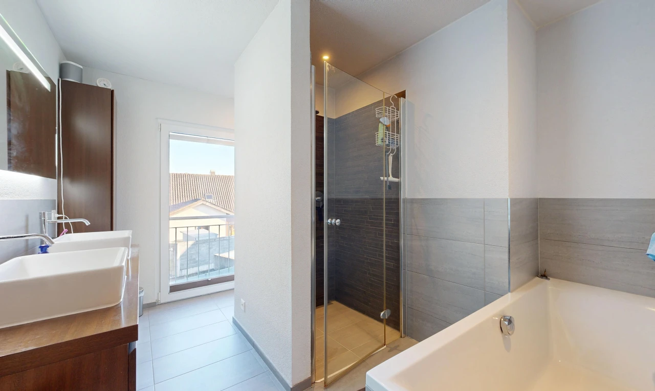 salle de bains avec salle de bain complète, douche, bain, drywall, et tile floor