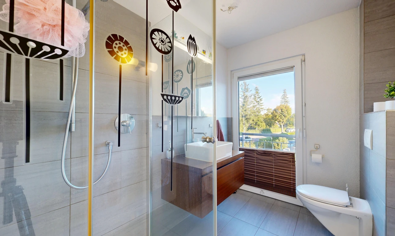 salle de bains avec lavabo (ou coiffeuse selon le contexte), douche, salle de bain complète, miroir, et évier