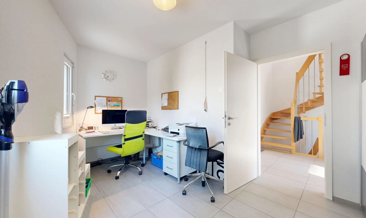 bureau avec escaliers, cloison sèche, drywall, lumière naturelle, et télévision