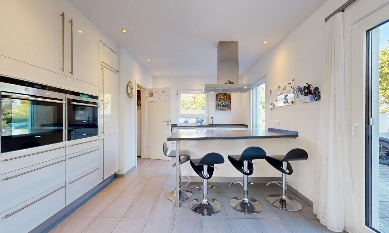 cuisine avec four double, hotte, éclairage encastré, armoires à panneau plat, et flat panel cabinets