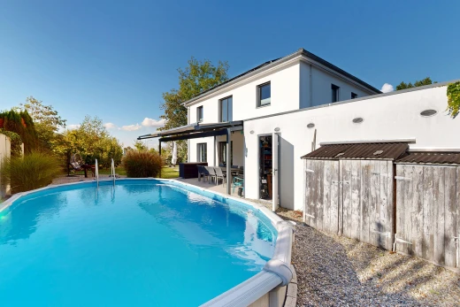 piscine avec piscine, day time, rampe, terrasse, et clôture