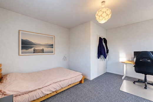 chambre avec cloison sèche, drywall, moquette, carpet, et inside property