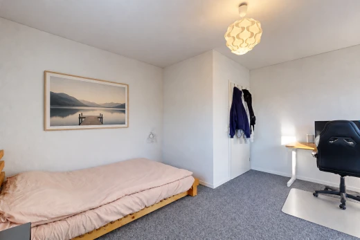 chambre avec cloison sèche, drywall, moquette, carpet, et inside property