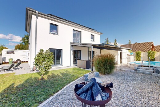 façade avec property visible, piscine, terrasse, pelouse, et clôture