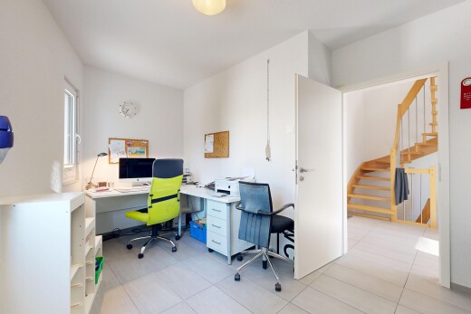 bureau avec escaliers, cloison sèche, drywall, lumière naturelle, et télévision