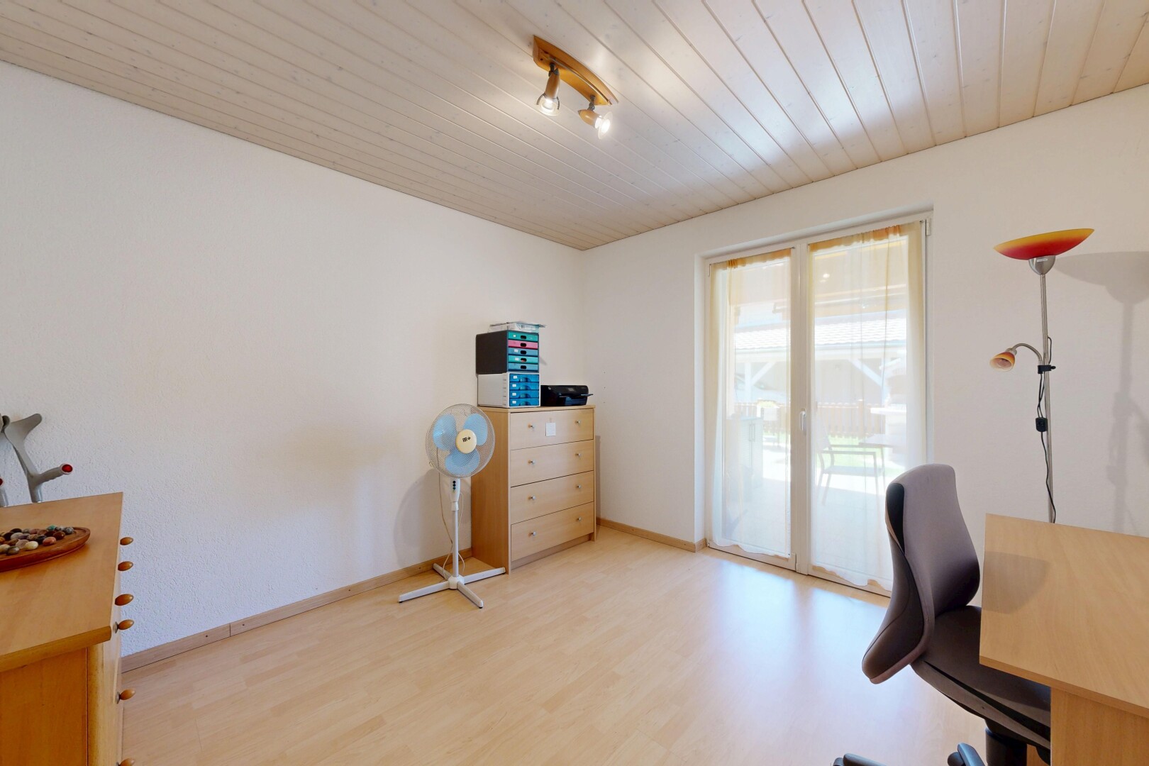 bureau avec espace bureau, wood finish floor, sol en finition bois, natural light, et lumière naturelle