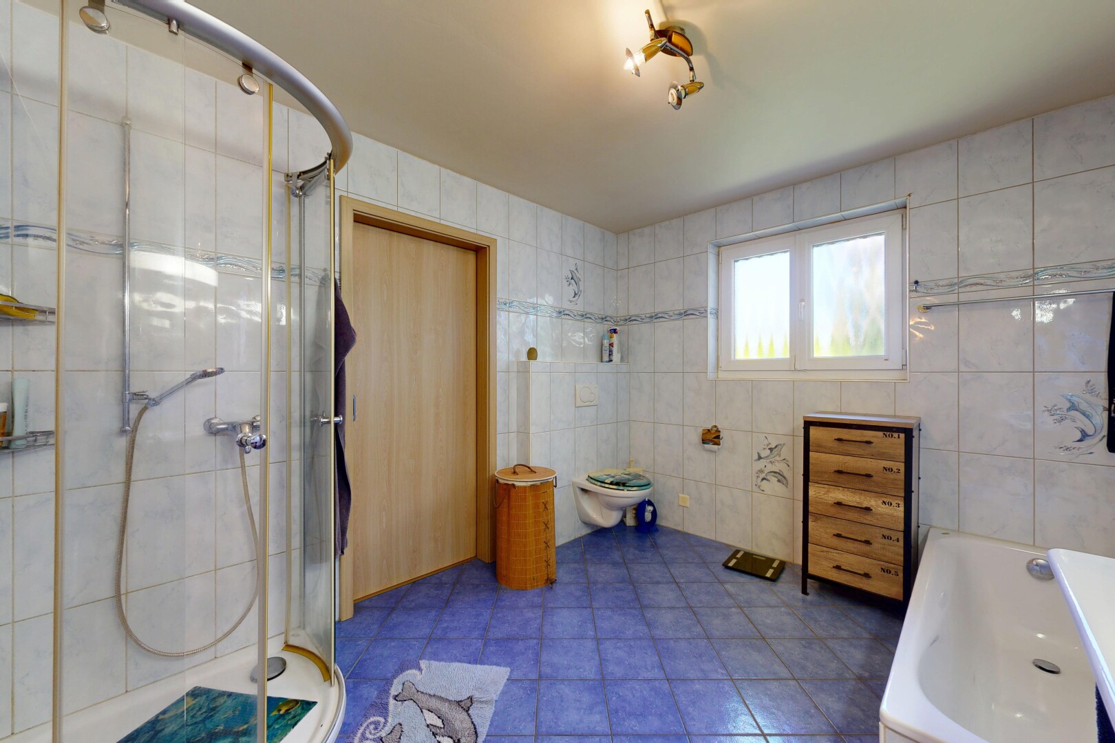 salle de bains avec salle de bain complète, tile wall, mur en carrelage, douche, et toilette