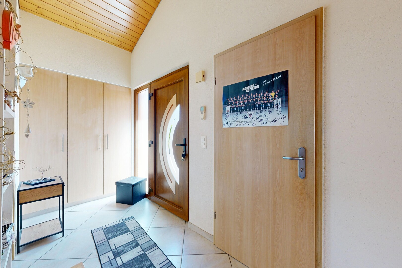 couloir avec cloison sèche, drywall, inside property, light floor, et plafond en bois