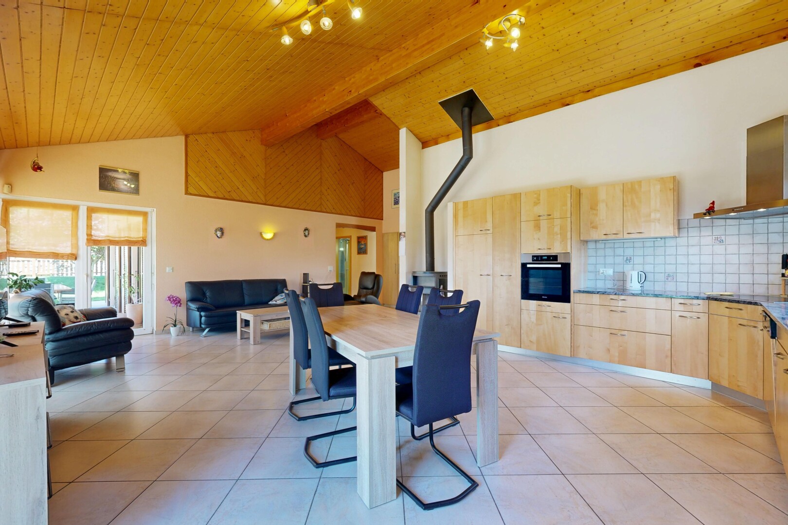 salon / salle à manger avec wood ceiling, plafond en bois, drywall, cloison sèche, et high ceiling