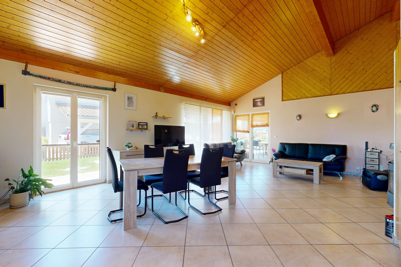 salon / salle à manger avec inside property, cloison sèche, drywall, plafond à poutres, et beamed ceiling