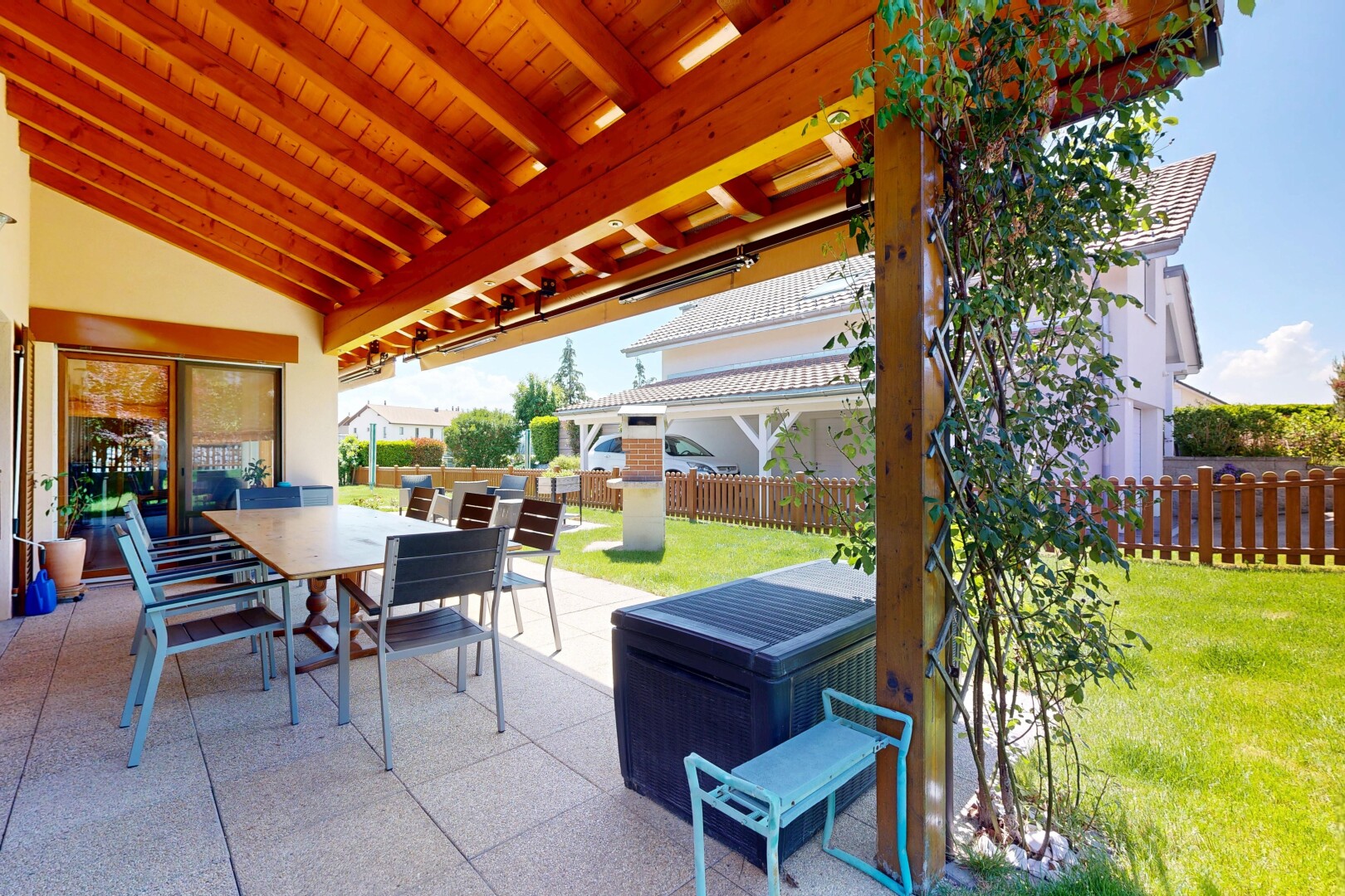 terrasse avec clôture, terrasse, coin repas extérieur, pelouse, et day time