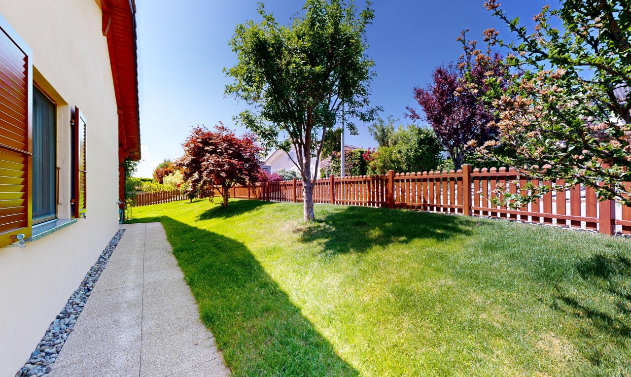 jardin avec clôture, pelouse, day time, et from property