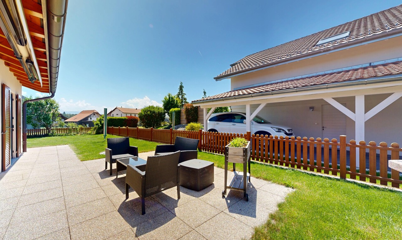 terrasse avec pelouse, from property, day time, clôture, et espace de vie extérieur