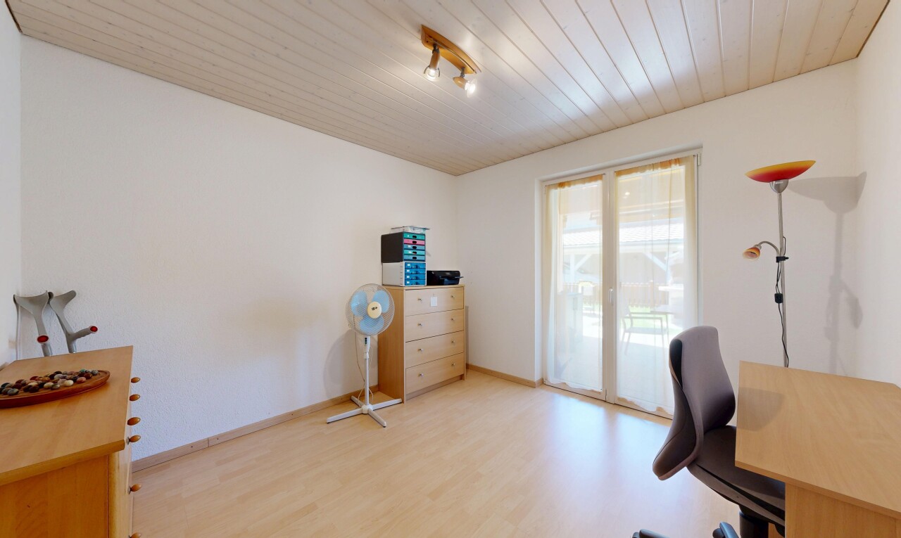 bureau avec espace bureau, wood finish floor, sol en finition bois, natural light, et lumière naturelle