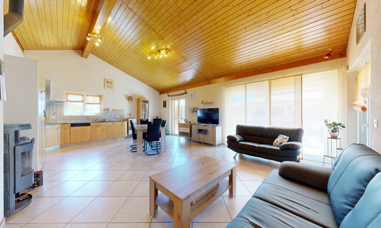 salon / salle à manger avec plafond en bois, wood ceiling, inside property, plafond voûté, et vaulted ceiling