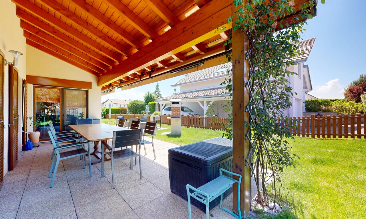 terrasse avec clôture, terrasse, coin repas extérieur, pelouse, et day time