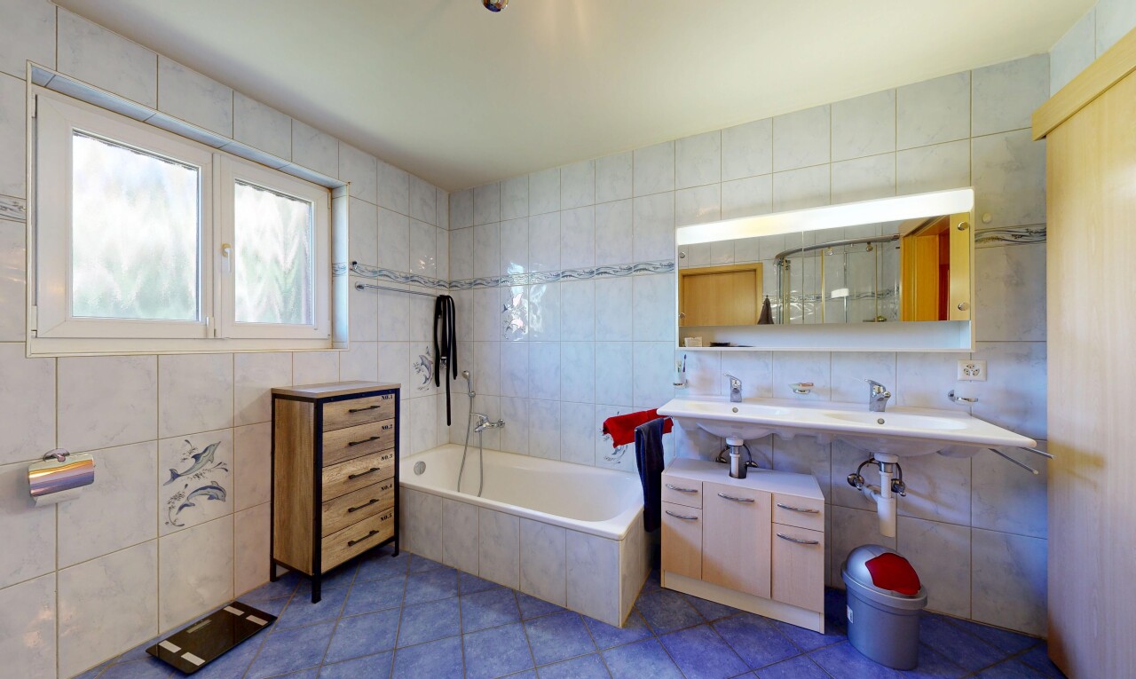 salle de bains avec mur en carrelage, tile wall, salle de bain complète, bain, et sol en carrelage