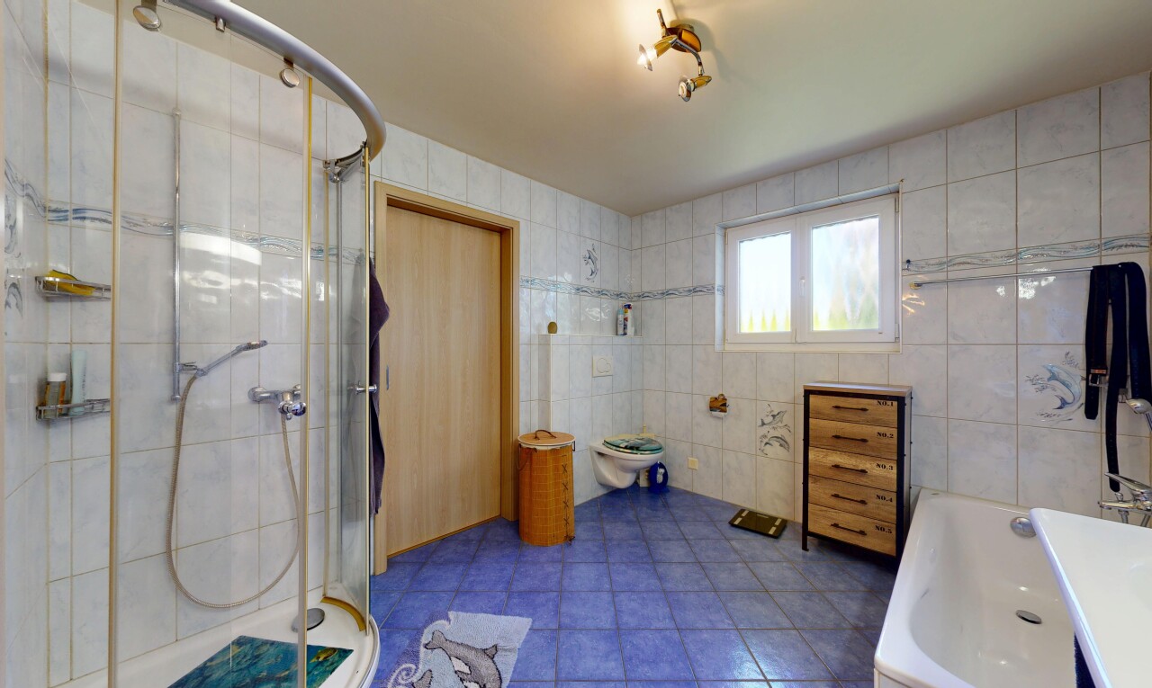 salle de bains avec salle de bain complète, tile wall, mur en carrelage, douche, et toilette