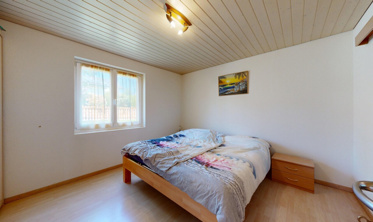 chambre avec sol en finition bois, wood finish floor, plafond en bois, wood ceiling, et lumière naturelle