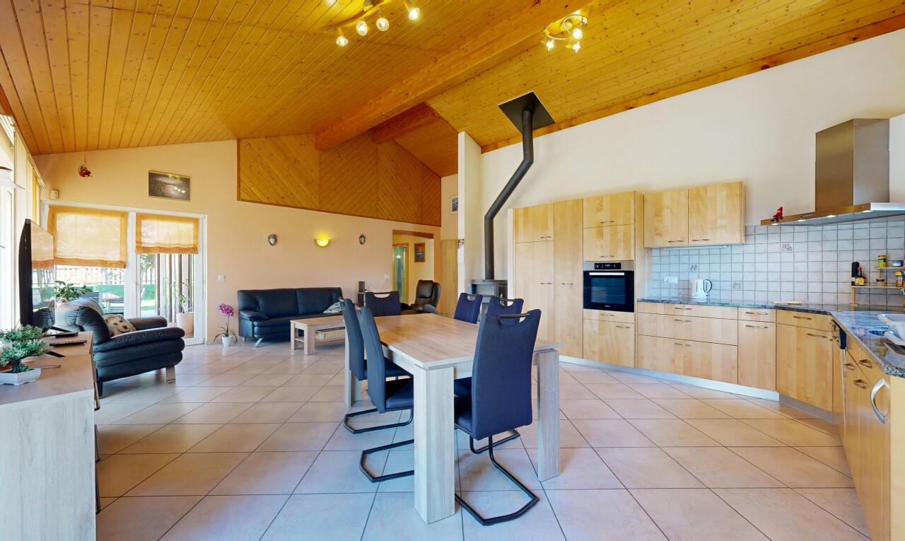 salon / salle à manger avec wood ceiling, plafond en bois, drywall, cloison sèche, et high ceiling