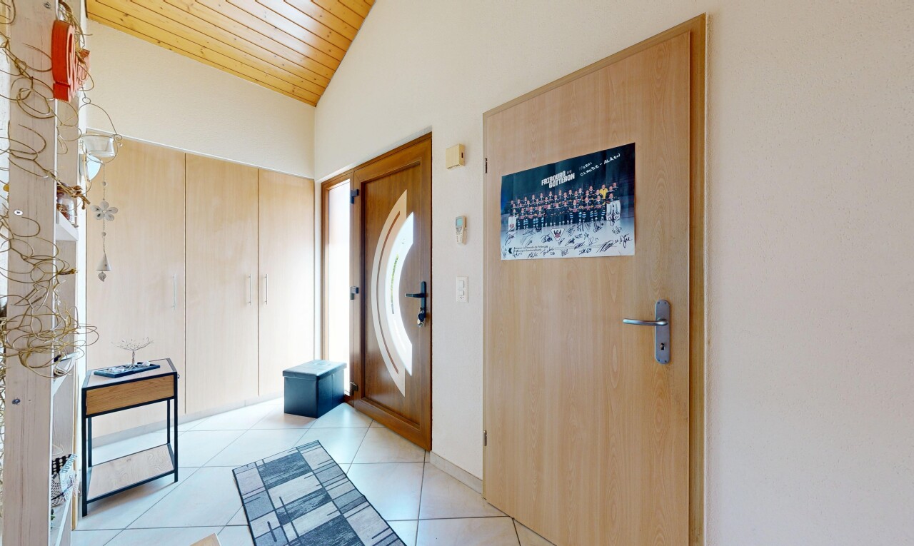 couloir avec cloison sèche, drywall, inside property, light floor, et plafond en bois