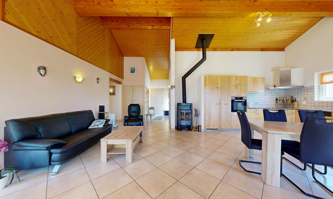 salon / salle à manger avec plafond haut, high ceiling, inside property, cloison sèche, et drywall