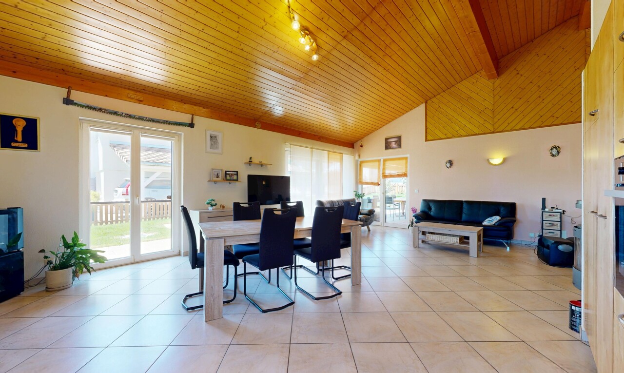 salon / salle à manger avec inside property, cloison sèche, drywall, plafond à poutres, et beamed ceiling