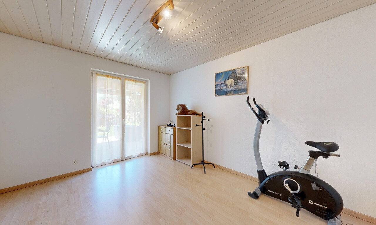 gym avec drywall, cloison sèche, natural light, lumière naturelle, et wood finish floor