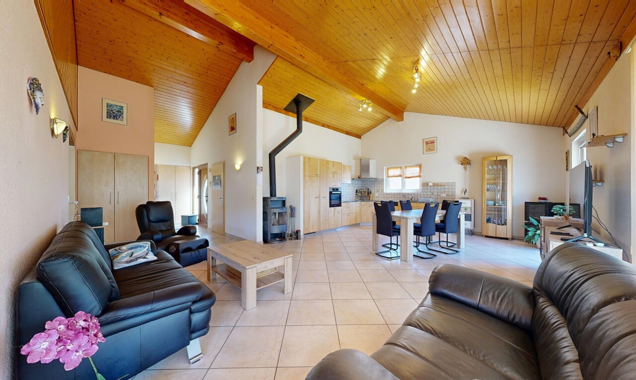 salon / salle à manger avec full kitchen, beamed ceiling, plafond à poutres, high ceiling, et plafond haut
