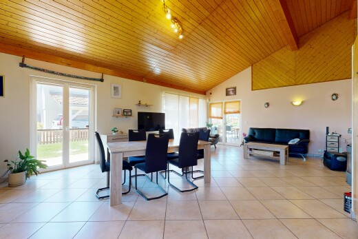 salon / salle à manger avec inside property, cloison sèche, drywall, plafond à poutres, et beamed ceiling