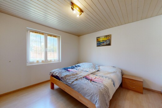 chambre avec sol en finition bois, wood finish floor, plafond en bois, wood ceiling, et lumière naturelle