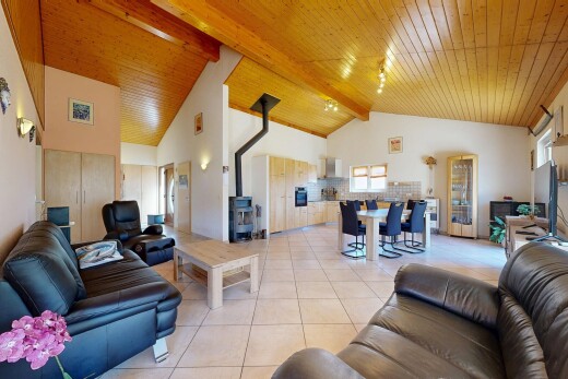 salon / salle à manger avec full kitchen, beamed ceiling, plafond à poutres, high ceiling, et plafond haut