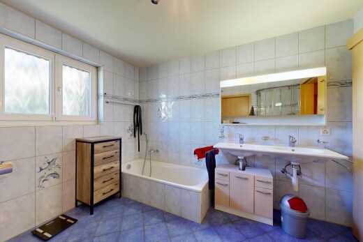 salle de bains avec mur en carrelage, tile wall, salle de bain complète, bain, et sol en carrelage