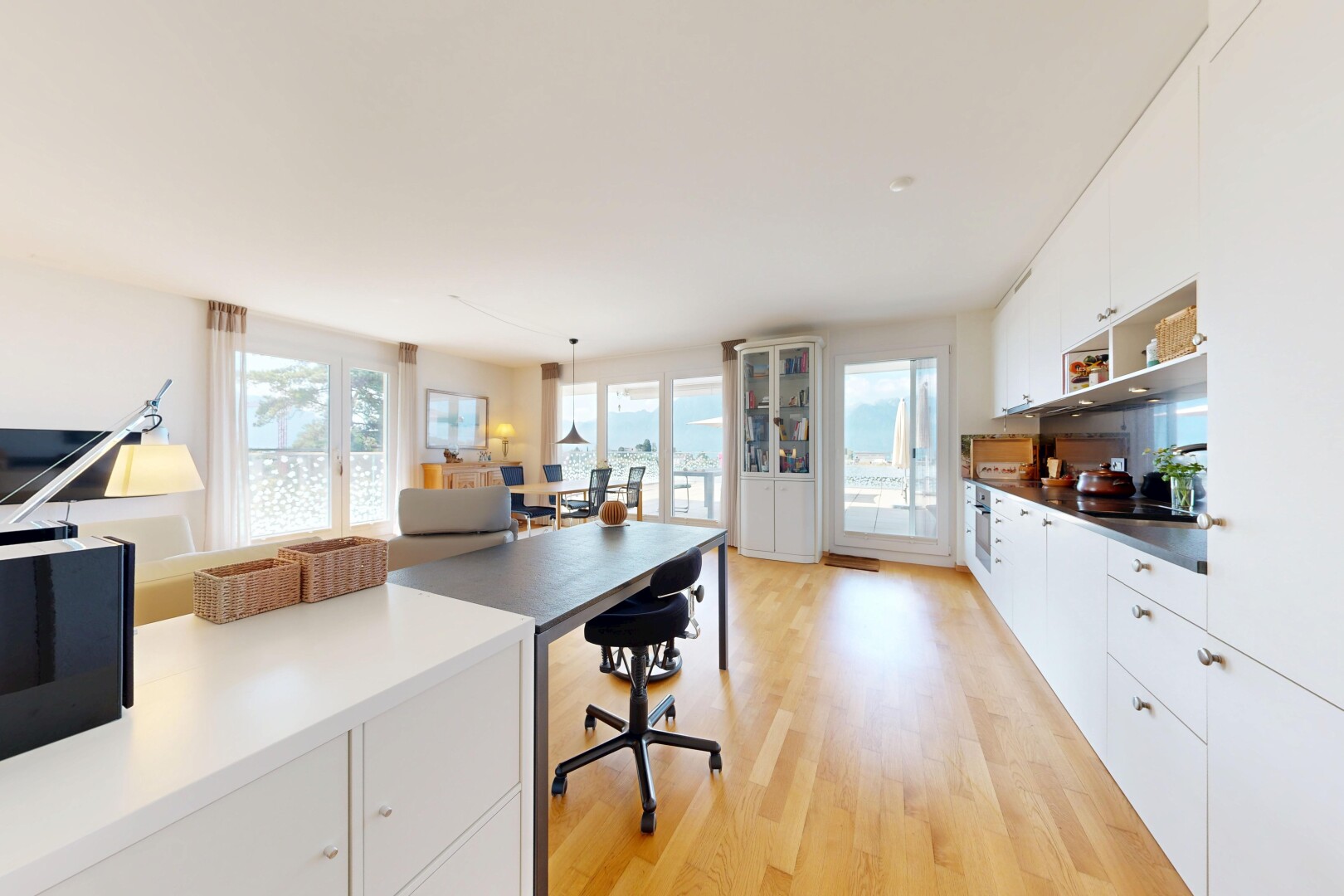 cuisine avec white cabinets, armoires blanches, sol en finition bois, wood finish floor, et light floor