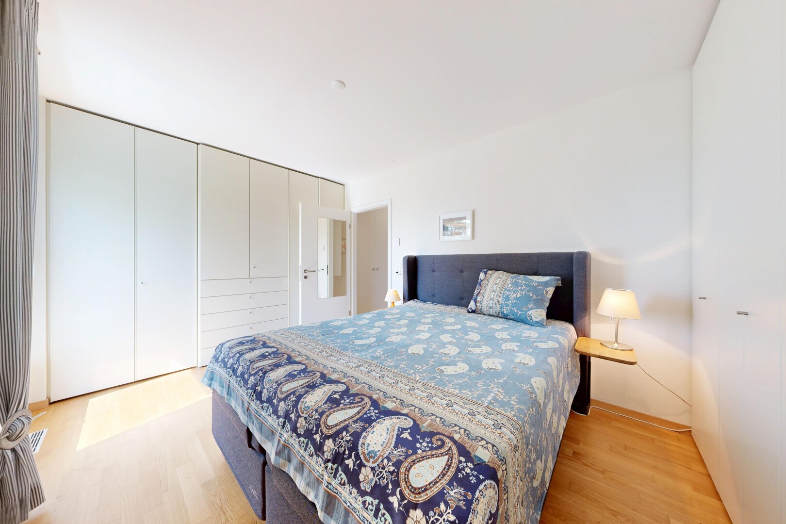 chambre avec placard, sol en finition bois, wood finish floor, cloison sèche, et drywall