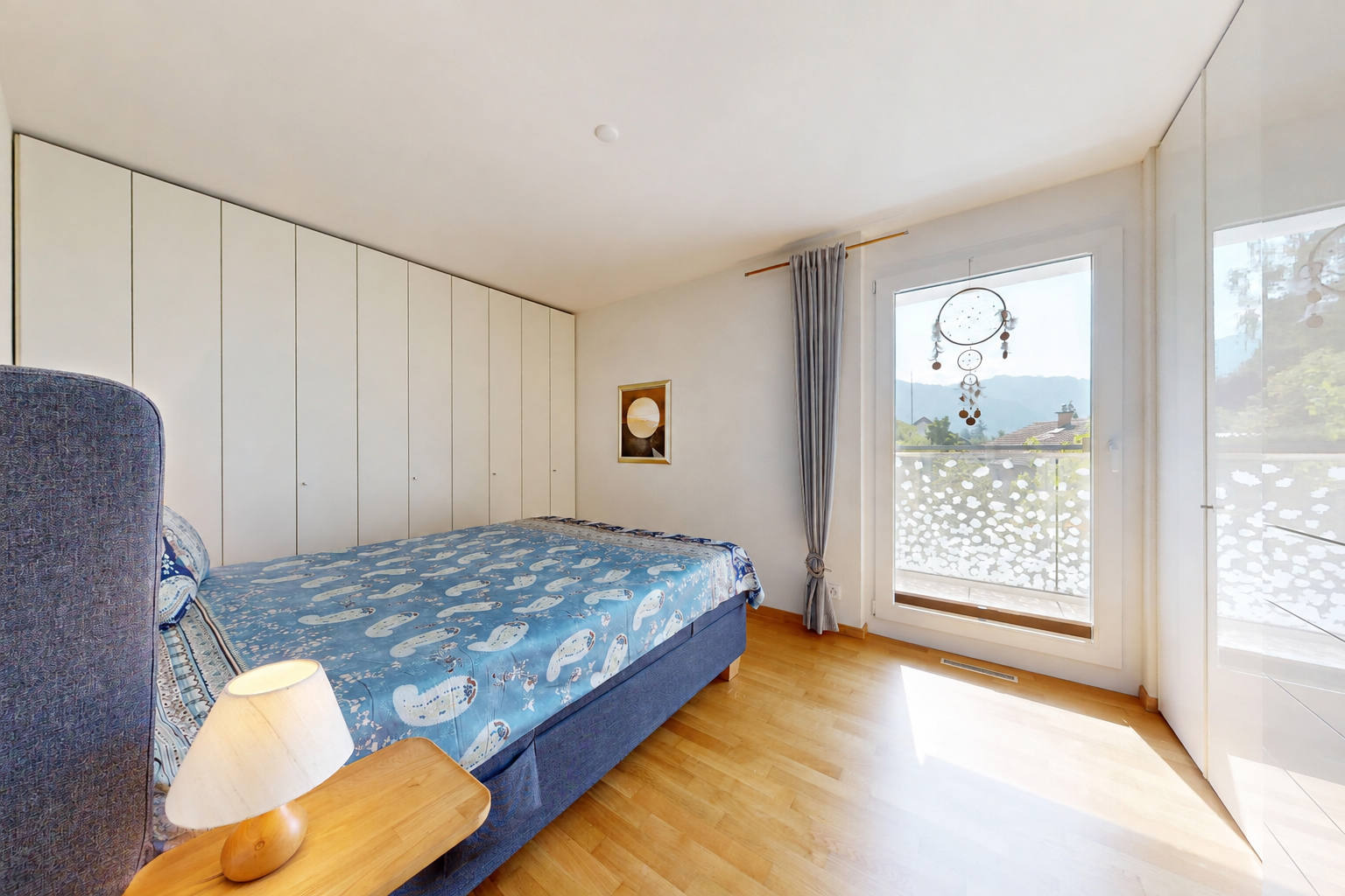 chambre avec wood finish floor, sol en finition bois, drywall, cloison sèche, et accès à l'extérieur