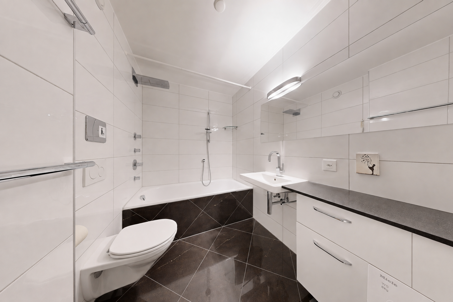 salle de bains avec mur en carrelage, tile wall, douche-bain combinés, salle de bain complète, et dark floor