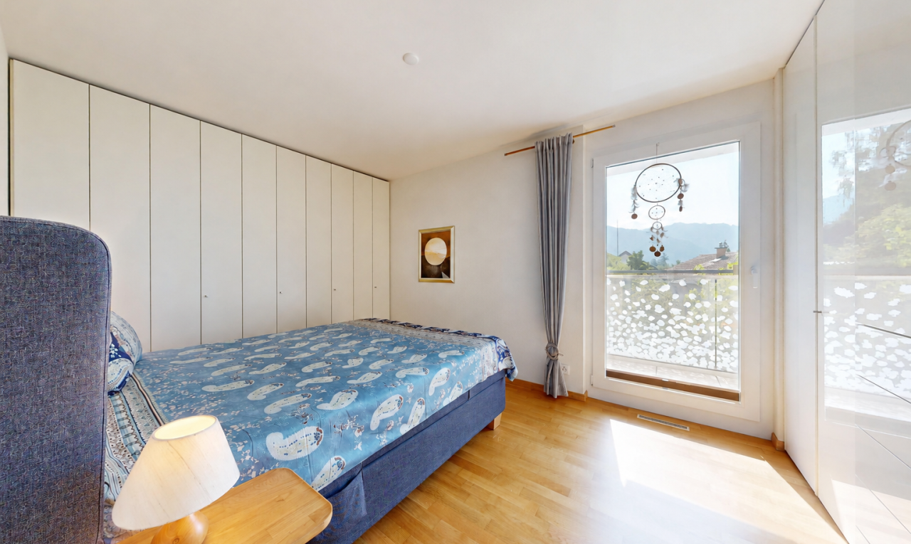 chambre avec wood finish floor, sol en finition bois, drywall, cloison sèche, et accès à l'extérieur