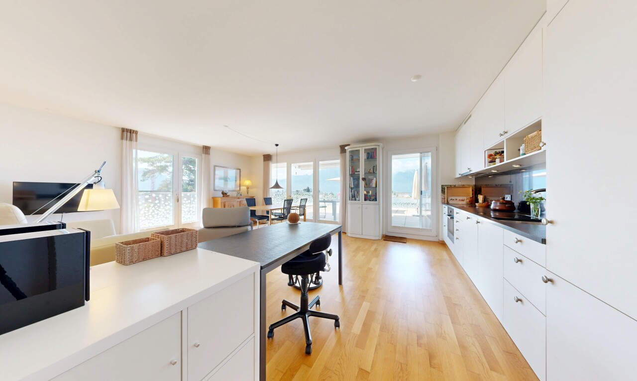cuisine avec white cabinets, armoires blanches, sol en finition bois, wood finish floor, et light floor