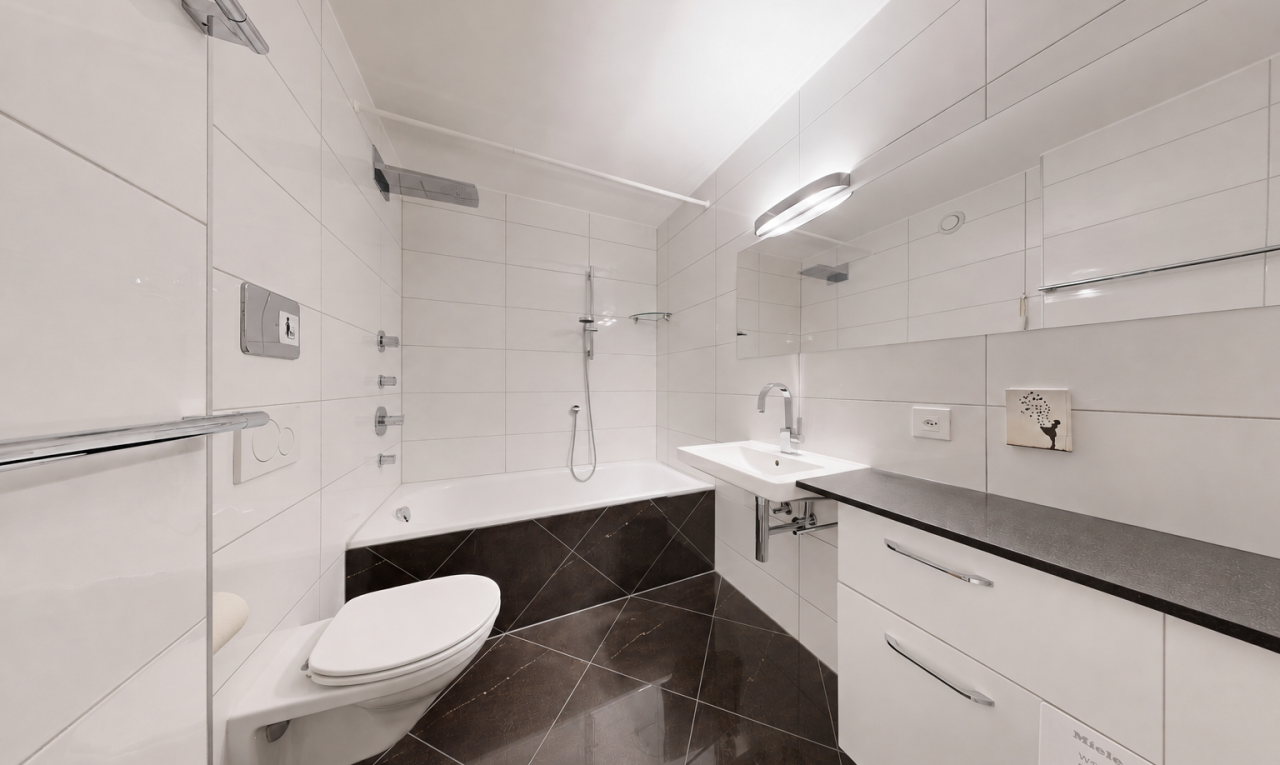 salle de bains avec mur en carrelage, tile wall, douche-bain combinés, salle de bain complète, et dark floor